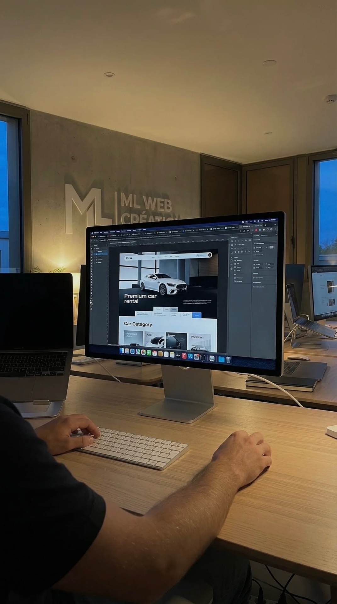 Le studio de ML Web Création, poste de travail et écrans
